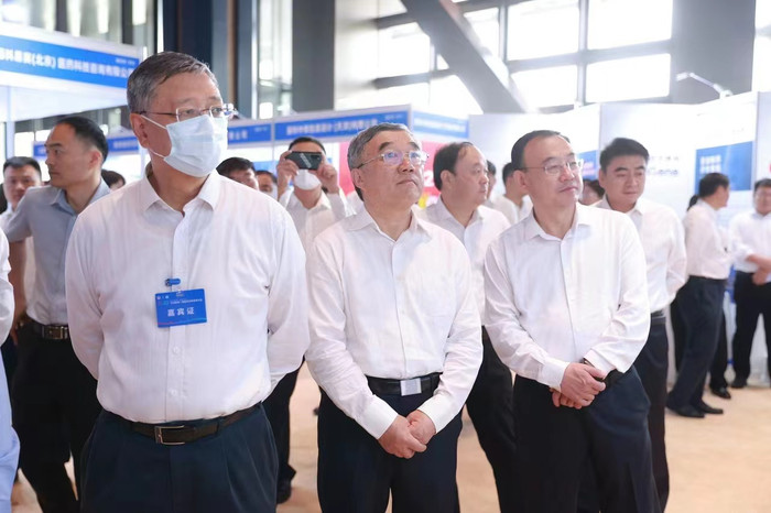 與會嘉賓參觀醫藥成果展簡.jpg