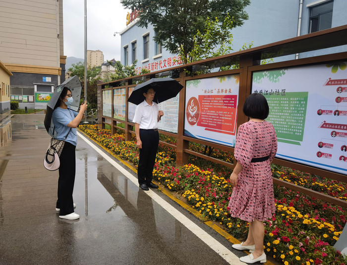 省科協黨組副書記副主席許順斗聽取雙灤區歡樂江山社區書記匯報科普宣傳欄工作情況（網站）.jpg