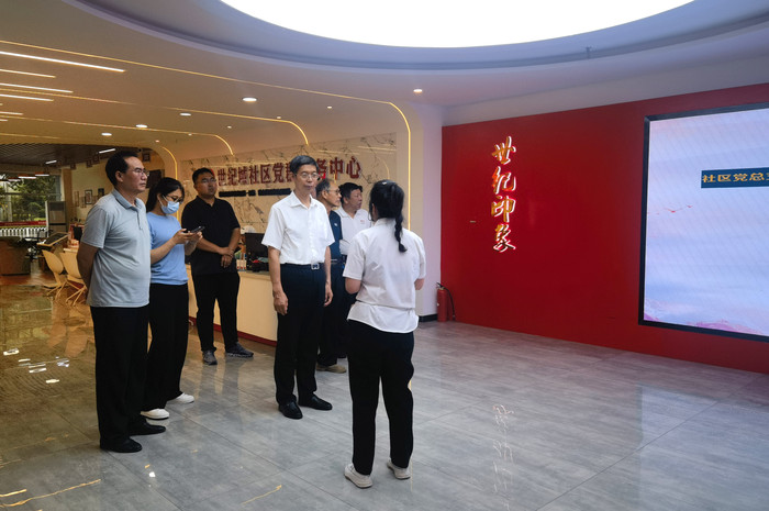 省科協黨組副書記副主席許順斗聽取雙橋區世紀城社區書記匯報工作（網站）.jpg